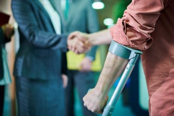 injured victim shakes hands with injury lawyer"